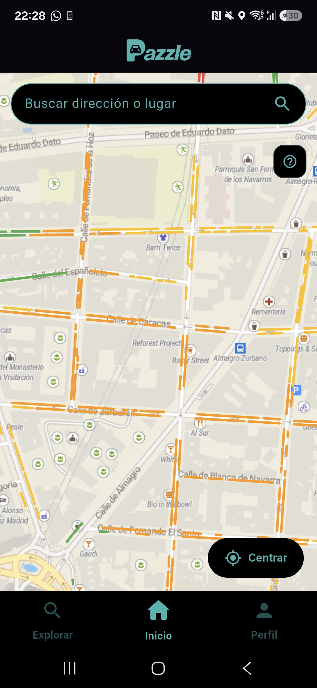 Captura de Pazzle: mapa de Madrid con tramos de aparcamiento coloreados sobre las calles y accesos a Explorar, Inicio y Perfil.